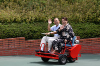 昭和40年代に人気を博したという「走るイス」の復刻版もパレードに参加。ハンドルを握るのは多摩テック所長、浴衣姿は園内にある天然温泉「クア・ガーデン」の女将。