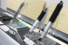 カヤバがスマホで操作する電子制御サスペンション「アクト…