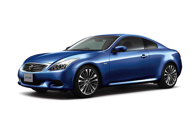 「スカイラインクーペ370GT Type SP」。写真は新色のシャイニングブルー。