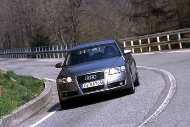 【スペック】A6 3.2 FSI クワトロ：全長×全幅×全高＝4916×1855×1459mm／ホイールベース＝2843mm／車重＝1680kg／駆動方式＝4WD／3.2リッターV6DOHC24バルブ（255ps/6500rpm、33.7kgm／3250rpm）