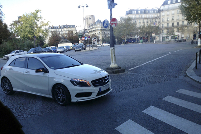 パリ・ダンフェール・ロシュロー駅付近で。「メルセデス・ベンツAクラス」が角を曲がる。順法精神に富んだドライバーか、それとも新車期だけのいたわりか。