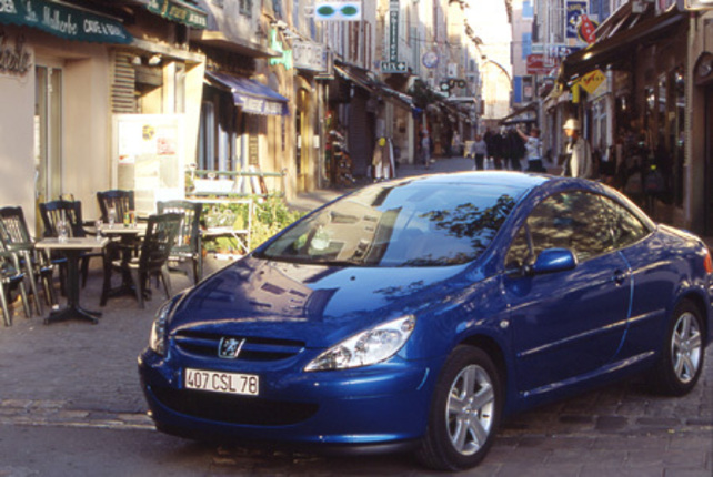 【スペック】307CC（5MT）欧州仕様：全長×全幅×全高＝4347×1759×1424mm／ホイールベース＝2605mm／車重＝1490kg／駆動方式＝FF／2リッター直4DOHC16バルブ（177ps／7000rpm、20.6kgm／4750rpm）