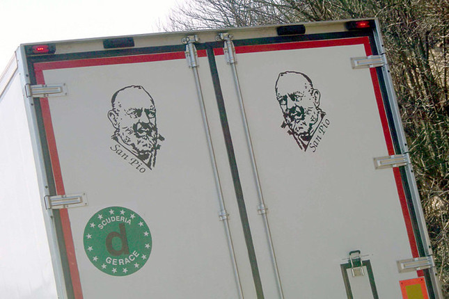 写真1：ピオ神父のデカールを2つも貼ったトラック。