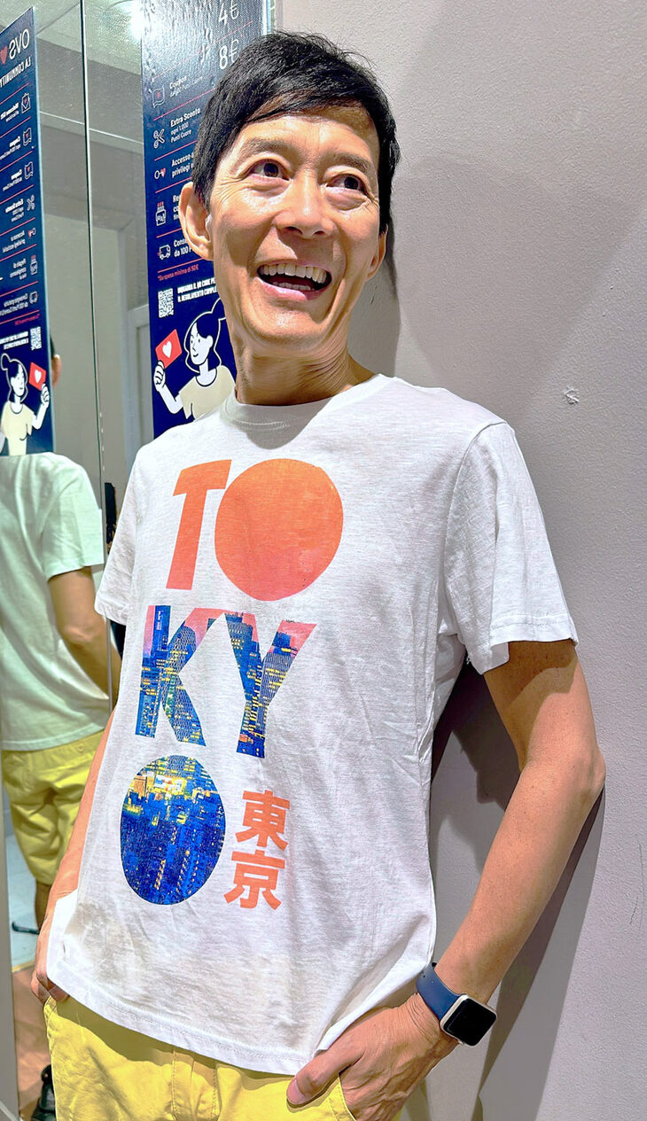 イタリアで見つけたTOKYO Tシャツを着る筆者。2024年8月。