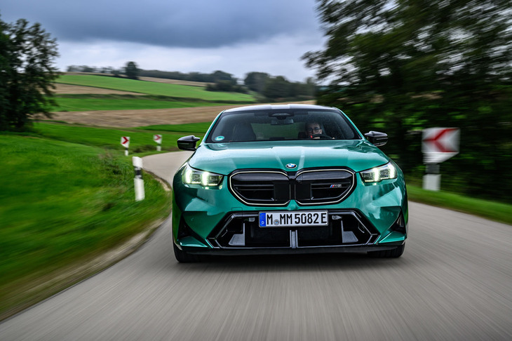 4.4リッターV8エンジンと駆動用モーターを合わせたシステム全体で最高出力727PS、最大トルク1000N・mを発生。先代の「M5コンペティション」を102PSと250N・m上回る途方もない数値だ。