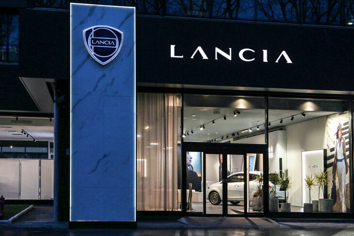 ランチアの公式フォトから。ひと足早く完成したショールームの外装。「LANCIA」のロゴも刷新されているのに注目。