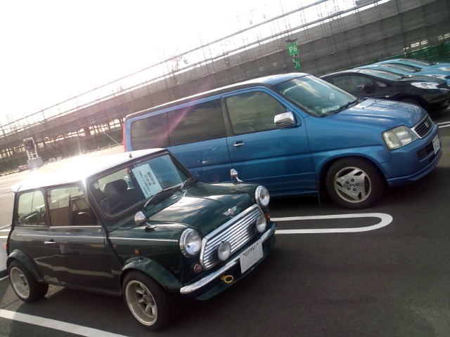 10年の長きにわたり、記者に忍耐と諦観、お金の大切さを教えてくれた「ローバー・ミニ」。……これ、いつの写真だろう？　奥に見えるのは建設中の木更津アウトレットだと思うんだけど。