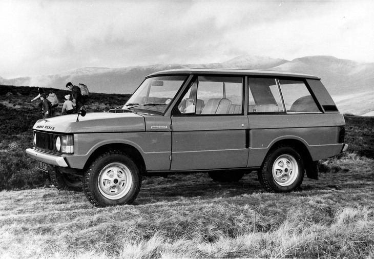 「レンジローバー」は1970年にサルーンとCCVとの中間に位置するモデルとして発売された。これはごく初期のプレス写真。外部ドアハンドルは作業手袋のままでも操作できる大きなものだ。