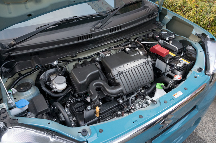 パワーユニットは2種類あり、上級グレードにはマイルドハイブリッド機構が組み合わされた最新式のR06D型エンジンが搭載される。下位2グレードのユニットは、従来型と同じR06A型エンジンだ。
