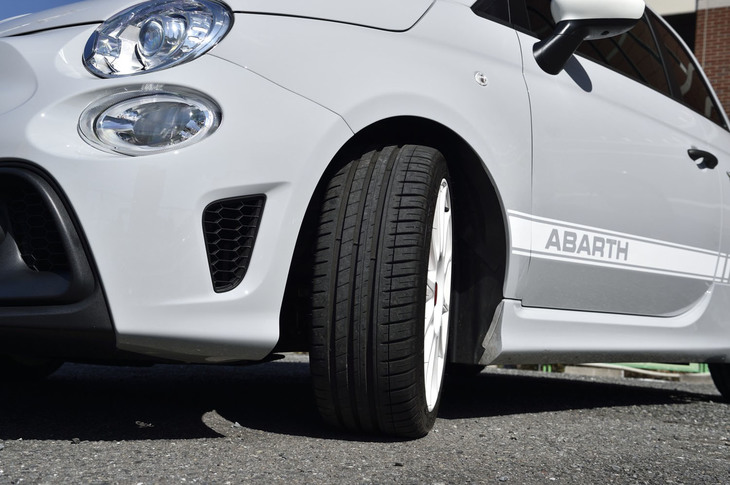 コンパクトなボディーサイズながら、最小回転半径は5.4mとDセグメントモデル並み。これは「フィアット500」よりも0.7m大きな数値となる。