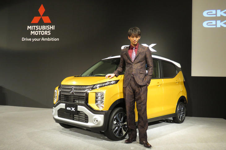 「三菱eKクロス」とタレントの竹内涼真。お気に入りのボディーカラーはCMでも“競演”した「サンドイエローメタリック／ホワイトソリッド」のツートン。運転は好きで、「eKクロスに乗ったら新東名をドライブしたい」と述べた。