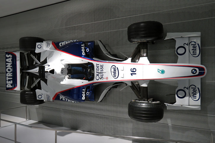 2.4リッターV8エンジンを搭載した「BMWザウバーF1 1.06」。2006年のF1に投入されたマシンで、ニック・ハイドフェルドやジャック・ビルヌーブ、ロバート・クビサらがドライブした。