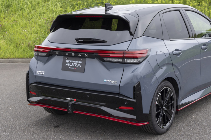 サイドにエアスプリッターが付いたリアバンパーも新しい。ディフューザーの底面積を拡大してダウンフォースの強化を図っている。