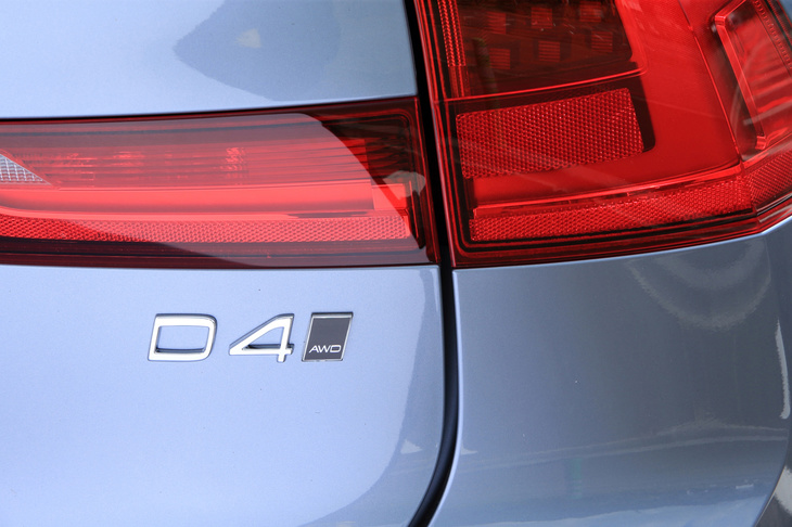 「D4」と名付けられたディーゼルの「V90クロスカントリー」は、エントリーモデルの「モメンタム」と、より上級の装備がおごられた「サマム」の2本立てとなっている。