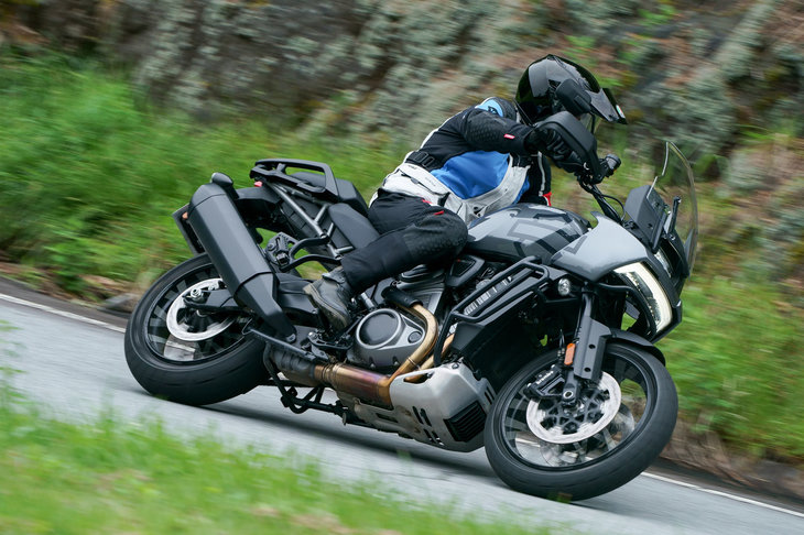 オンロードでのマナーは非常に洗練されている。乗り心地は快適で、パワートレインにも扱いづらいところはない。