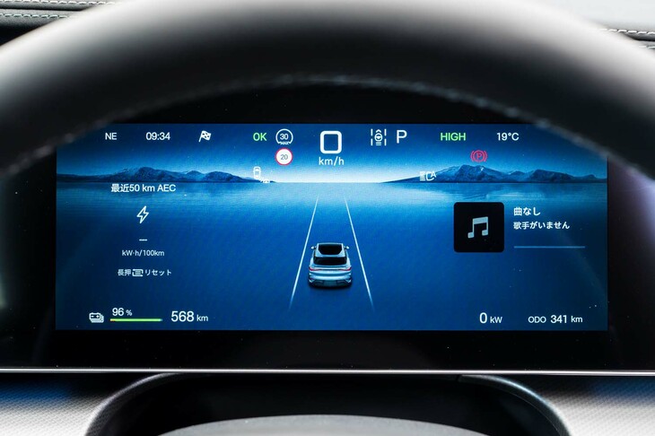 運転席の前方に備わるドライバーインフォメーションディスプレイ。各種インジケーターや、車速、走行距離、バッテリー残量などの情報はもちろん、ナビ画面をフルスクリーンで表示することも可能だ。また先進運転支援システムのセンサーとも連動しており、自車前方の車両や人なども表示される。