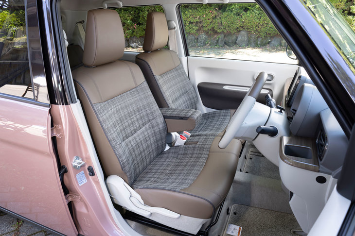 シート表皮は合成皮革とファブリックの組み合わせ。運転席には全車標準で、助手席には「L」のFF車を除き、シートヒーターが装備される。