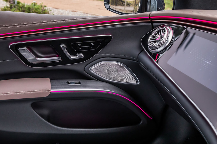 「EQS」は周囲が暗くなると自動的に点灯するアンビエントライトや、710Wの最高出力を誇る15スピーカーの「Burmesterサラウンドサウンドシステム」を標準で装備。「MBUXエンターテインメント」も搭載されており、Spotify（スポティファイ）やAmazon Musicなどのストリーミングサービスが利用できる。