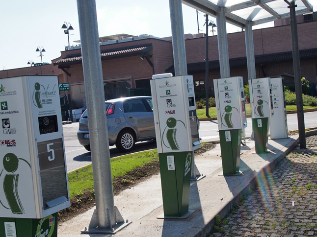 地方自治体は充電ポールを拡充中だが、今のところ郊外ではチャージしている車両を見かけることはまれである。写真は、コモ近郊のスーパーマーケットにある充電ポール。