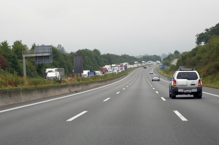今でも多くの区間が速度無制限となっているドイツの高速道路アウトバーン。一応、速度無制限区間でも推奨速度は130km/hとされているが、皆遠慮なくアクセルを踏んでいる。