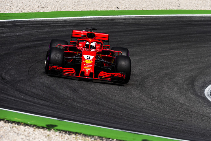 前戦イギリスGP同様、今季のフェラーリは高速セクションでもメルセデスを凌駕（りょうが）するほどの速さを見せており、ドイツGPでも予選からライバルをリード。ベッテル（写真）が11戦目にして5回目のポールを獲得し、レースでも序盤から順調にトップを走っていた。しかし、自らのミスでコースアウト、ウオールにヒットしリタイア。ホッケンハイム初優勝はならず、ポイントリーダーの座もハミルトンに明け渡した。（Photo=Ferrari）