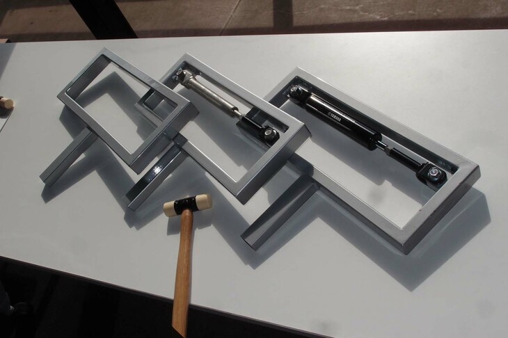 パフォーマンスダンパーの効果を体感できる音叉（おんさ）型フレーム。それぞれハンマーでたたくと微振動が生じるのだが、ダンパーを組み込んだもの（写真右端）では即座に振動が消失する。