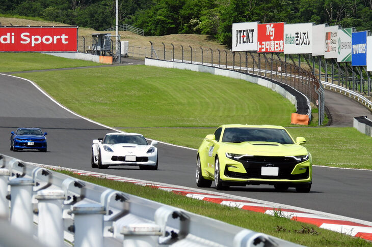 レーシングコースでは、オーナーが自らのクルマでコースを走る「スポーツ走行」「アクティブ走行」「エンジョイ走行」を開催。手前の「シボレー・カマロ」は、パンチの効いたネオンカラーからして2019年登場の限定モデル「SHOCK EDITION（ショックエディション）」か？