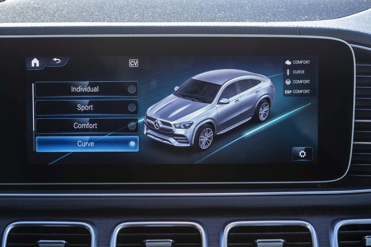 コーナリング時に車体をイン側に傾斜させる制御は、サスペンションを「カーブ」モードに設定した時に作動する。