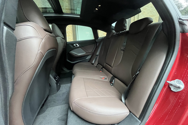 220dグランクーペMスポーツ（リアシート）