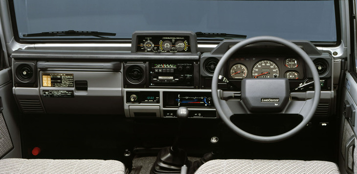 70系のインストゥルメントパネル。遅れて登場したターボモデルや一緒にデビューした60系では4段ATも選べた。