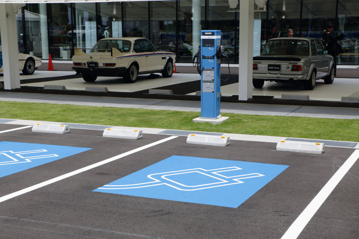 100台分の来客者用駐車場には、充電スペースも設けられている。