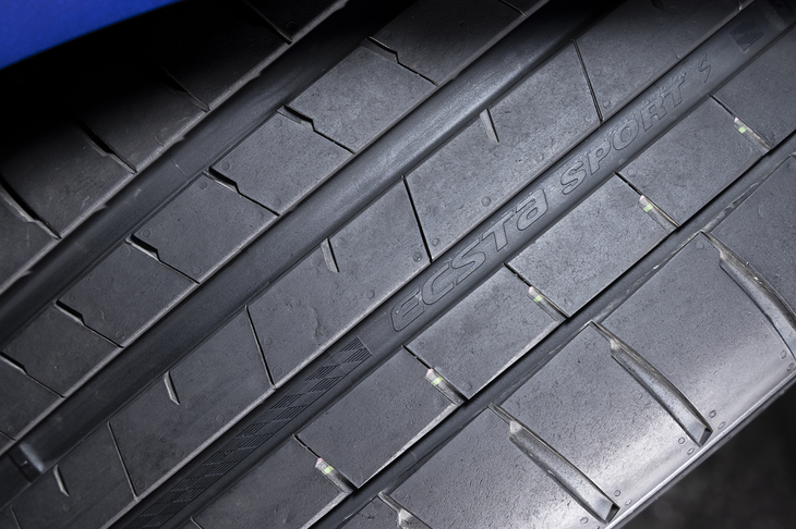 溝の底にはチェッカードフラッグのパターンとともに「ECSTA SPORT S」のロゴがあしらわれる。性能の強化だけでなく遊び心も忘れない。