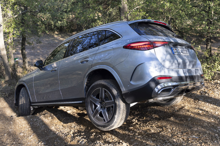 オフロードでも意外なほどのトラクション能力の高さを誇る「GLC」。ただの都市型SUVではないところも人気の秘密だ。