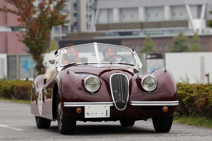 1955年「ジャガーXK120」。スポーツカーメイクとしてのジャガーの名を確立したハイパフォーマンスモデル。3.4リッター直6 DOHCのXKユニットを搭載。