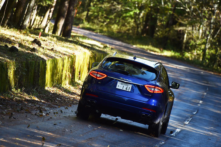 富士北麓のワインディングロードを行く「レヴァンテ」。