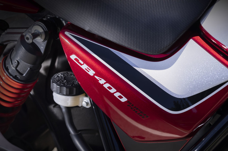 1992年の誕生以来、何度もの改良を経て今日も販売されている「CB400スーパーフォア」。今や400ccクラスでは唯一の4気筒モデルである。