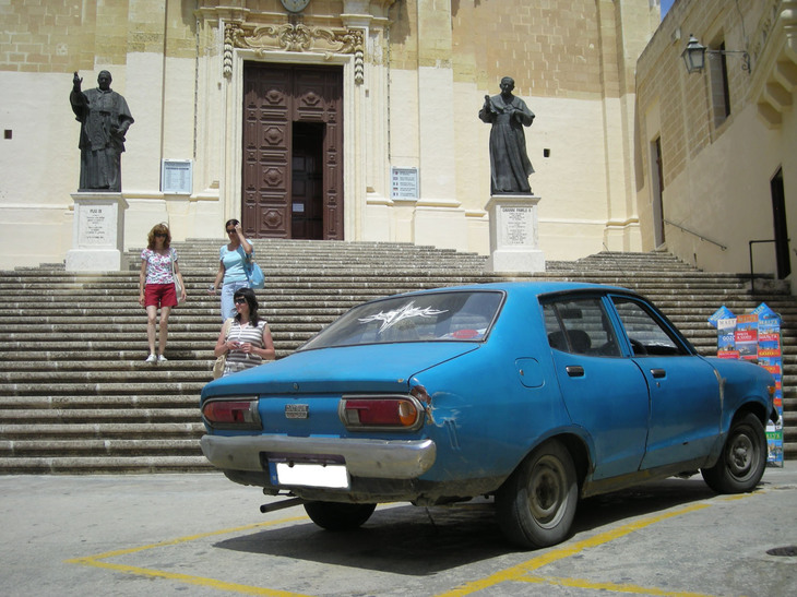 「ダットサン120Y（3代目サニー）」。英国もしくは香港で使用された個体が流れ着いたか。