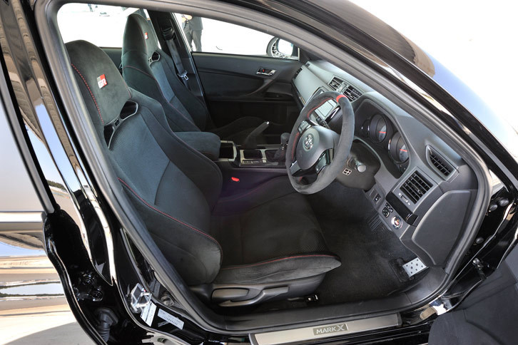 「マークX GRMN」のインテリア。表皮にウルトラスエードを用いた専用スポーツシートが装備される。