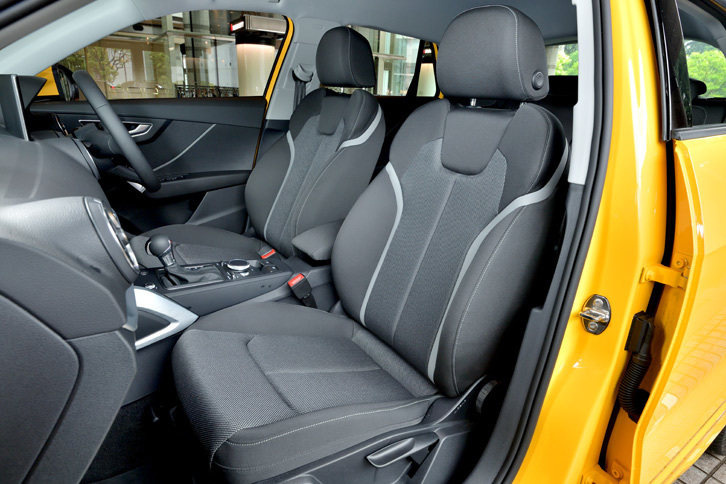 「1.0 TFSIスポーツ」の前席にはスポーツシートが装備される。