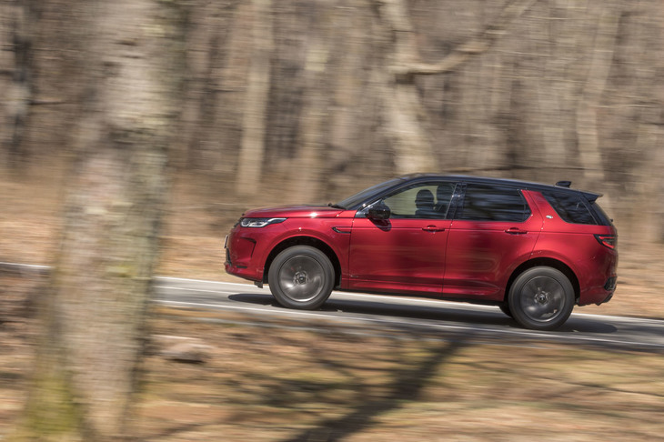 特徴的なCピラーデザインは、“ディスカバリーファミリー”に共通するもの。新デザインのフロントグリルや前後バンパー、LEDヘッドライトなどを用いて「ディスカバリー」を想起させるエクステリアにリニューアルされた。