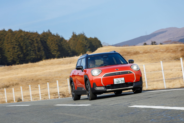 今回の試乗車は「MINIエースマンSE」。2つあるなかの上位のグレードで、車両本体価格は531万円。