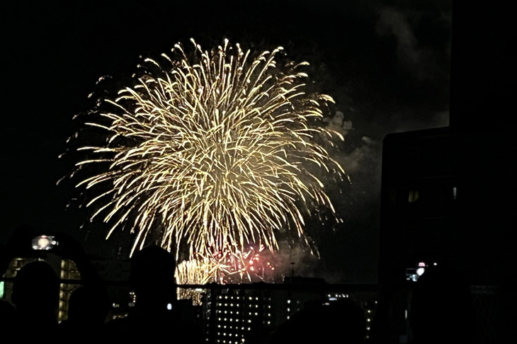 花火の撮影はとても難しい。もう花火を見ているのか撮影しているのか、どっちがメインなのかわからない状態になりました。（櫻井）
