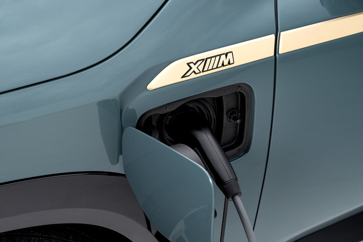 「BMW XM」のバッテリー容量は29.5kWh。満充電の状態から約90kmのEV走行が可能となっている。