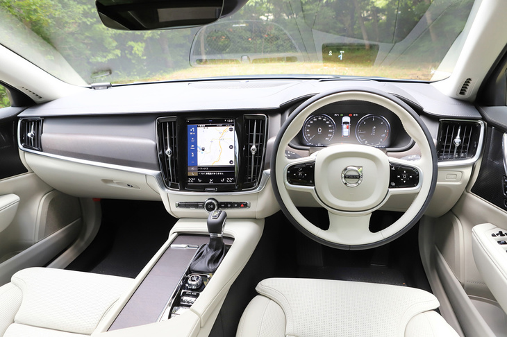 操作スイッチ類を極力廃したという、シンプルな造形のインテリア。一方で、ウッドやレザーなどの天然素材が多用されている。