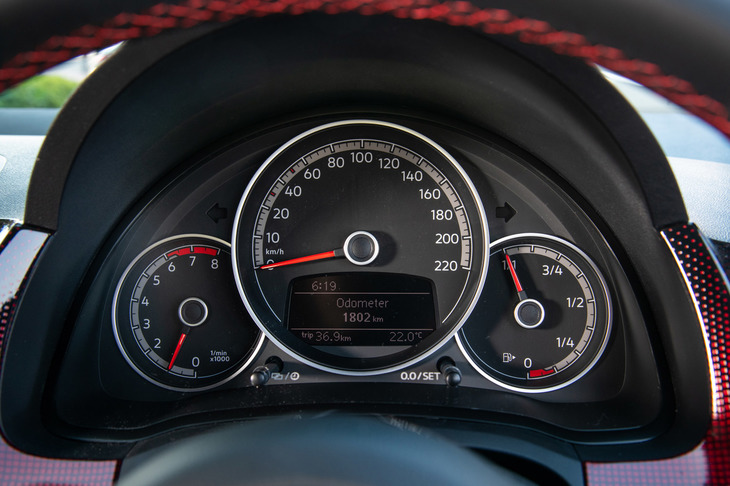 メーターまわりは、速度計の目盛りからエンジン回転計のレッドゾーンの始まる位置まで、標準モデルと共通。速度計の下部には燃費や走行距離などの情報が見られるインフォメーションディスプレイが備わる。