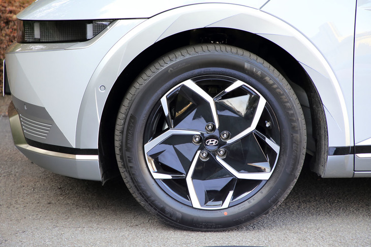 今回試乗した後輪駆動の「アイオニック5ラウンジ」には、235/55R19サイズの「ミシュラン・プライマシー4 SUV」タイヤが装着されていた。