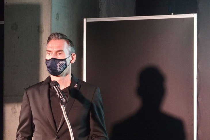 「BMWアルピナB4グランクーペ」の発表ではニコル・グループ代表職務執行者社長ミヒャエル・ヴィット氏が登壇し、車両概要を説明した。