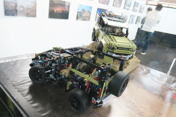 室内ではミニカーや、ランドローバーの活躍を記録した写真などを展示。注目は細部までこだわりのみられるレゴのブロックだ。エンジンや足まわり、インテリアまでしっかりと再現された「ディフェンダー90」は、2573ピースで構成される。対象年齢は11歳以上なので、クルマ好きの少年はもちろん、大人向けのクリスマスプレゼントにも好適かもしれない。