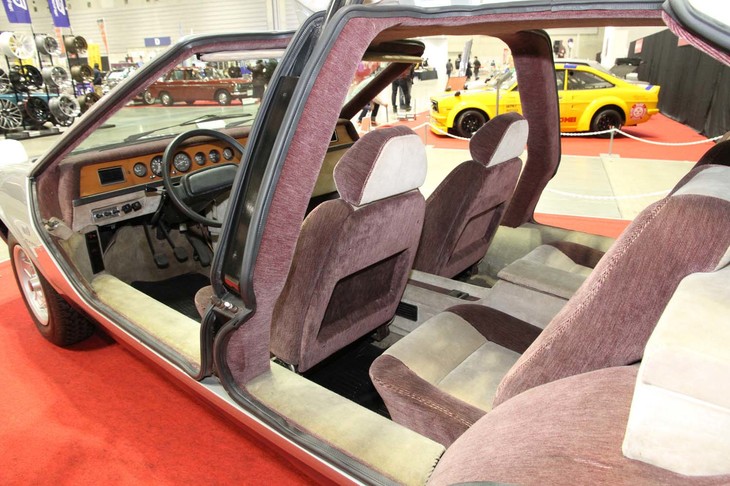 「ミザール」のインテリア。エクステリアとは異なり平凡な印象。