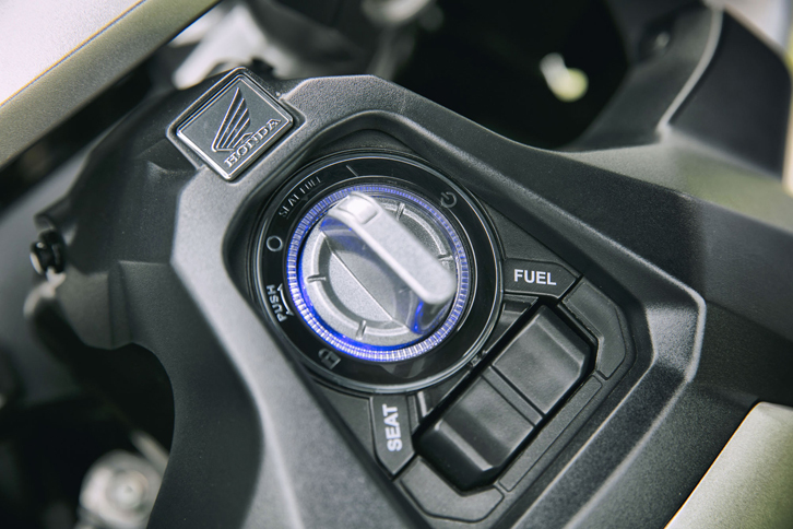 ライダーのすぐ目の前にレイアウトされるダイヤル式のメインスイッチ。手前には、シートやフューエルリッドのロック解除ボタンが並ぶ。